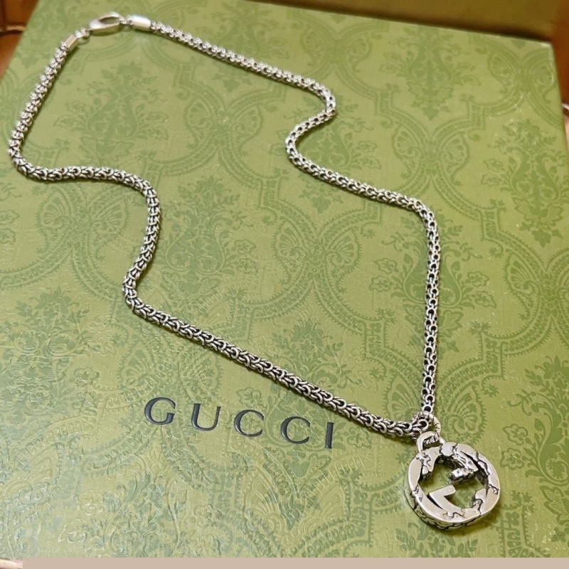 G*u*i necklaces